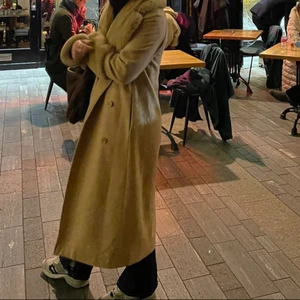 Envii beige kappa - Jag säljer min beiga kappa med päls från Envii. Inköpt för 1,5 år sen, men använd väldigt få gånger. Nypris ca 1500kr, storlek S🤍🤍