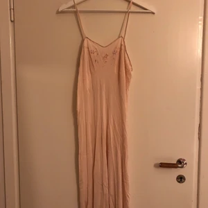 Ljusrosa slipdress - Ljusrosa slipdress med brodyr. Otroligt skönt och strechigt material och tunn.