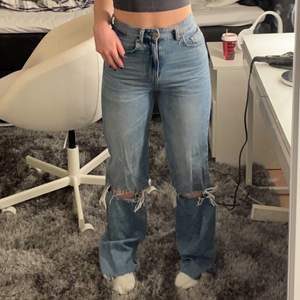 Skit snygga rak jeans från stradivarius, säljer då de blivit för små. De ser lite utsvängda ut men det är på grund av att de är lite små runt höfterna som sagt ❤️
