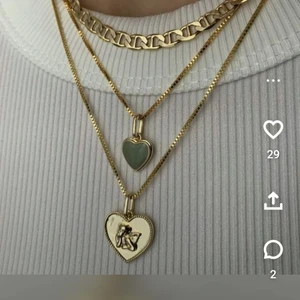 Söker smycken  - Söker smycken i den stilen som på bilderna. Kan också vara silver. Den ska inte färga av sig. Om man har sånna kan man ta kontakt med mig på plick❤️