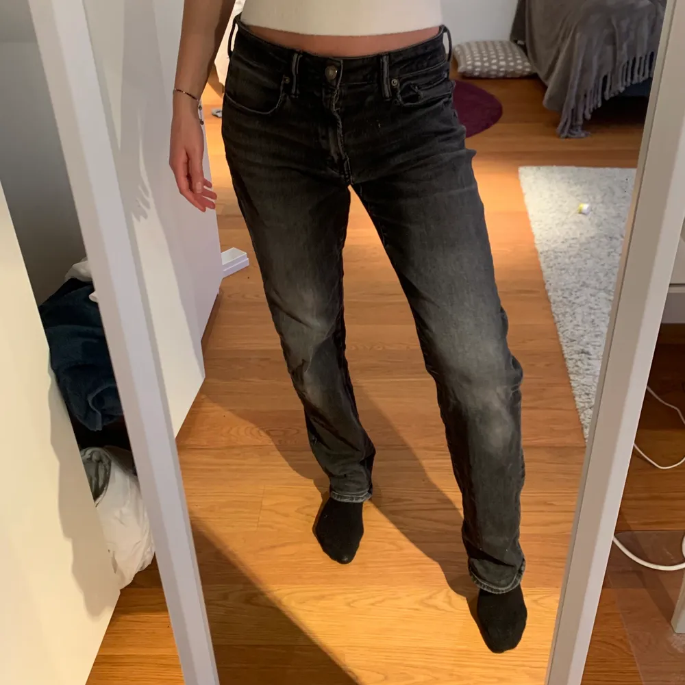 Säljer dessa sjukt coola jeans! Jag hade önskat att de satt lite tightare men perfekta i längden. Jag är 171 cm lång💓💓. Jeans & Byxor.
