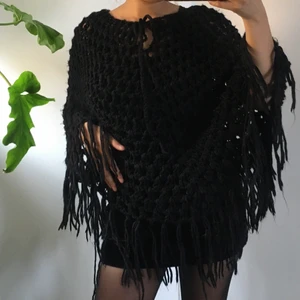 Svart stickad Poncho - 70-tals stickad poncho. Värmer skönt nu på vintern! (Köpare står för frakten) 🌙