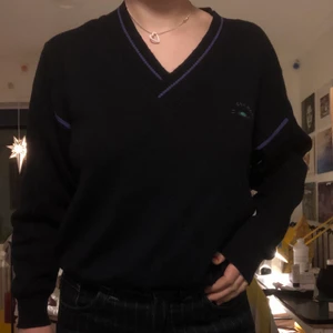 Mörkblå tröja 🦋 - Super fin stickad tjocktröja i någon typ av ullblandning elr liknande. Liiite stickig 🤏🏽. Mörkblå med lila ränder vid armhålorna och vid kragen. Står ingen storlek men jag som har på mig tröjan på bilden har strl S/M på överdelar. 😁