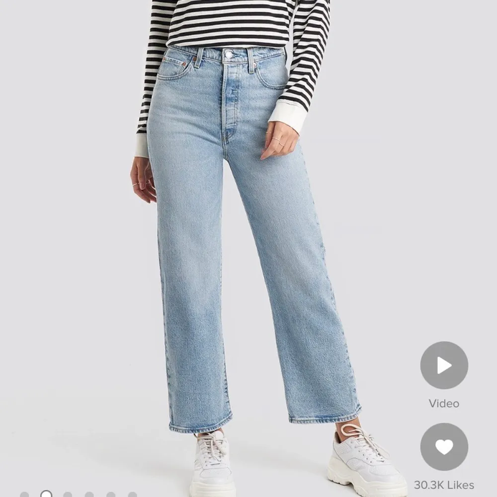 Jag säljer mina Levis jeans eftersom de inte längre passar mig och har stått orörda länge i garderoben. Jeansen är köpta på NA-KD. ✨. Jeans & Byxor.