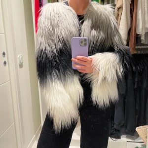 SNYGG FAKEPÄLS  - använd fåtal gånger, bra skick! kan fraktas🦋