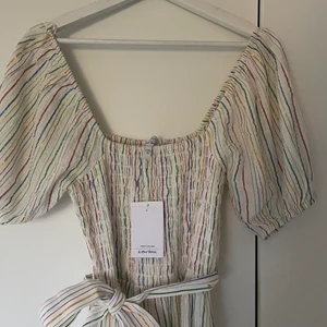 Randig klänning från Other Stories - Aldrig använd midiklänning från Other Stories med ränder i metallic 