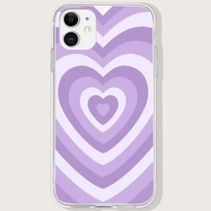 Skal till iPhone 11 - 💖IPhone 11 skal med lila hjärta💜 köpt på Shein, säljer då det inte kommer till användning. I nyskick eftersom det aldrig är använt💖