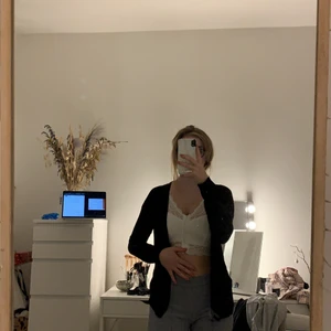 Cardigan - Öppen tröja/cardigan/kofta. Jag brukar knyta den som i bild två