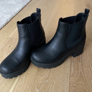 Svarta stövlar med klack - Storlek 38 , knappt använda