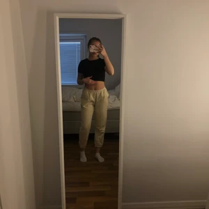 Mysbyxor  - Säljer nu dessa jätte fina mysbyxor Säljer endast då de inte kommer till någon användning då jag redan har så många mysbyxor och liknande. Dem är i stolek Xs  Endast använda få tal gånger och är därför i super skick  Säljer för 100kr + frakt på 62kr så totala summan 162kr  För fler frågor och fler bilder är det bara att skriva☺️