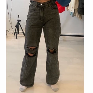 Jeans Adika - Ett par jeans från Adika i en urtvättad grå färg. Köptes för nått år sen men endast använt ett par få gånger. Strl S, men skulle säga att de är lite små i storleken. Sitter perfekt i längden på mig som är 166,5cm. Köptes för 550kr