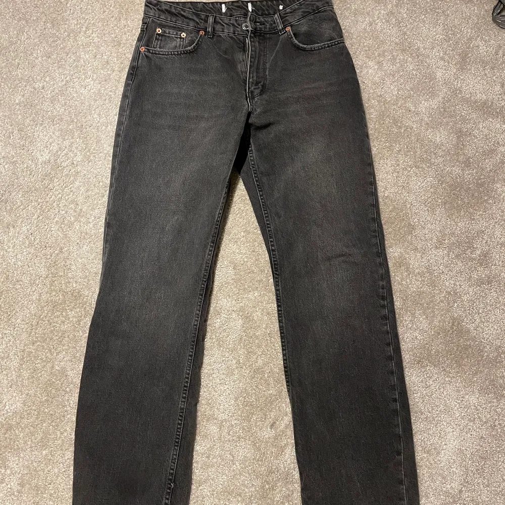 Jättesnygga mörkgrå jeans från zara som jag köpte här på Plick men som tyvärr var för stora för mig. Jeansen är i jättebra skick. Dock är lapparna bortklippta:). Jeans & Byxor.