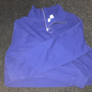 H&M tröja storlek S - Fick den här i present men har ingen användning av det, väldigt fint och perfekt för vintern. Storleken är i S men skulle också funka för M. Oversized och Dragkedjan funkar 
