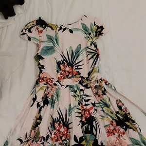 Dorothy perkins djungel klänning - Jätte fin klänning som har blivit för liten för mig, har mesh detailer på botten, ny skick, köpt i dubai.