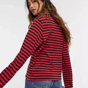 Svart och röd randig tröja i strl s - En svart och röd randig långärmad tröja i strl s från monki men skulle säga att de passar mellan xs och m, säljs då den inte kommer till användning längre men väldigt bra kvalitet och använd ett fåtal gånger💕 köpare står för frakten