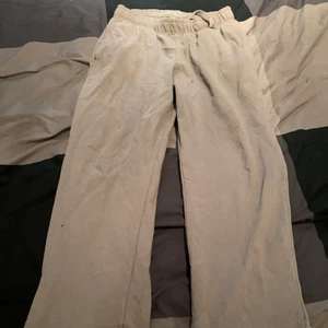 Mjukisbyxsor  - Sköna byxsor köpt från ASOS som går neröver skorna. 