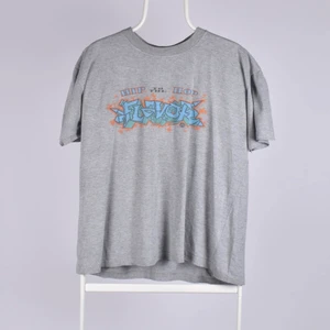 T-shirt från kappa - Vintage T-shirt från kappa, två små hål i märkte men inget man tänker på, frakt tillkommer 