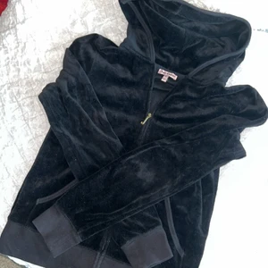 JUICY COUTURE HOODIE - fin huvtröja med dragkedja, storlek M. Inköpt i usa för något år sedan men inte använd alls mycket. Färgen är svart, svårt att få bra bild.