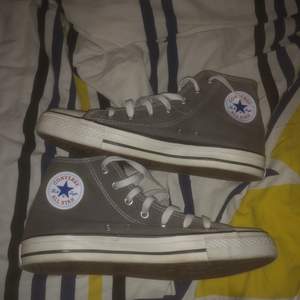 Hej! Säljer ett par mörkgrå converse i storlek 45 som säljes pga att dom är lite försmå. Skorna är annars i jättefint skick och endast testade! Bara att skriva om ni har någon fråga eller liknande!😊