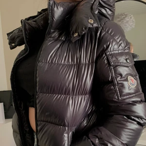 Moncler jacka - Säljer nu min svarta moncler jacka i modellen Maya! Jackan är köpt på monclers hemsida förra hösten (2020) och är i väldigt fint skick. Digitalt kvitto och orderbekräftelse finns samt qr kod i jackan som går att skanna för att bevisa äkthet. Passar Strl xs-s ev m beror på hur lång du är, för mer info kring storleken skriv privat. Jackan är som sagt i modellen maya som är en kill modell men funkar lika bra till tjejer. Jackan har även en avtagbar luva vilket är väldigt praktiskt.🖤⚡️👯‍♀️+frakt