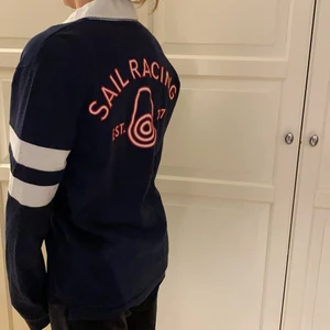Sail Racing Pikétröja   - En jättefin pikétröja från Sail Racing som inte kommit till användning. Skiktet är jättefint. Passar till båda kön. Storlek M. Säljs för 150 kr + frakt.