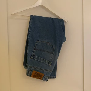 Jeans - Hej säljer minna reclaimed vintage jeans. Dem är inte så använda o sitter bra o lite åt de lösare hållet. Storlek är w30 o l30