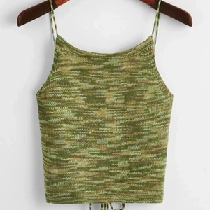 Grönt stickat linne knyt - Grönt stickat linne, öppet i ryggen med band man knyter och kan regleras efter hur man vill att det ska sitta.