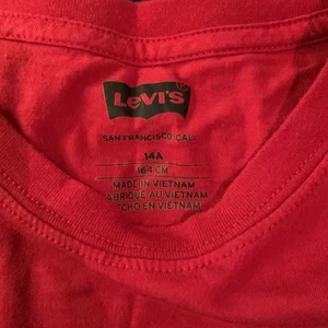 Stilrena Märkeströjor - Här har jag fem märkeströjor. Två långarmade och tre kortärmade. Alla är i passformen 158-164. Jag säljer dom kortärmade för 75kr styck och dom långamade för 125kr styck. Men köper du alla kan du få dom för 400kr