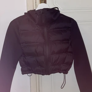 Zara jacka  - Super söt jacka från zara, kort i modellen. Endast använd fåtal gånger. Storlek XS men hade även passat S 🌺 