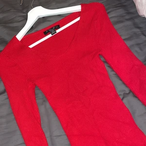 Röd tröja  - Figursydd långärmad tröja, väldigt strechig i materialet 🌺
