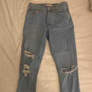 Jeans med hål i från Gina tricot i modellen ”Sienna”, dessa är i fint skick! 