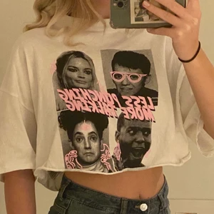 ”Sex education” Crop topp - En crop topp från H&M. Ord pris 129kr. Säljer för att den aldrig kom till användning. XS men den är större än vad den ser ut. 