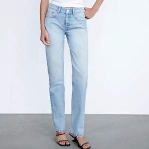 Ljusblåa jeans från zara i modellen ”straight midwaist jeans” storlek 34, aldrig använda 