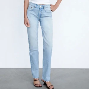 Zara jeans  - Ljusblåa jeans från zara i modellen ”straight midwaist jeans” storlek 34, aldrig använda 