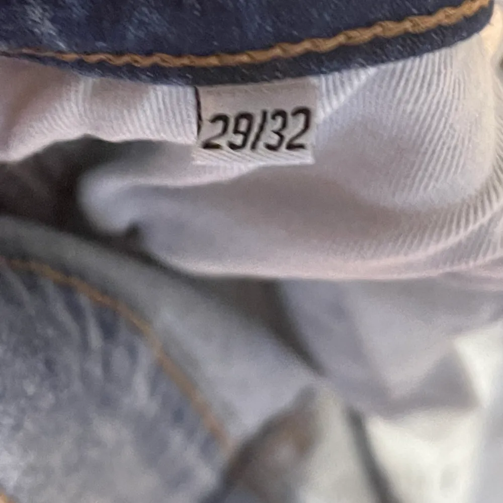 Cheapmonday jeans som e halv höga i midjan och hål på knäna super sköna . Jeans & Byxor.