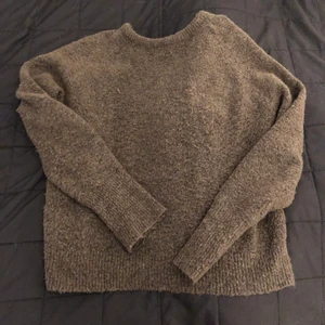 Mörkgrön Stickad tröja - En mörkgrön stickad tröja från Bikbok i använt skick. Kan mötas upp i Hässleholm eller Kristianstad.