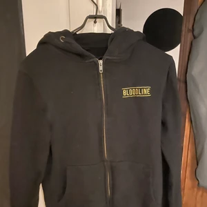 Bloodline zip hoodie - Storlek S, Använd 5 gånger, den finns inte längre och köpa. nypris 1000.