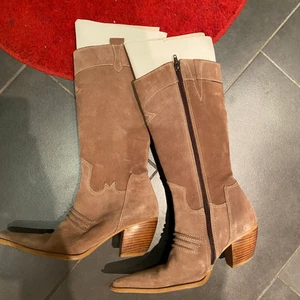 Ljus rosa/lila cowboyboots  - Hej! Tänkte sälja mina ljus rosa/lila cowboyboots från märkte ten points. Är i mocka material. De är i bra skick förutom en liten fläck på höger foten (se bild 3), därav det låga priset💞