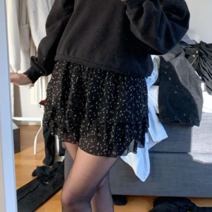 Zara kjol - INTRESSEKOLL!! På den här populära kjolen från zara. Kan tänka mig att sälja till ett bra bud (andra bilden är lånad)🥰