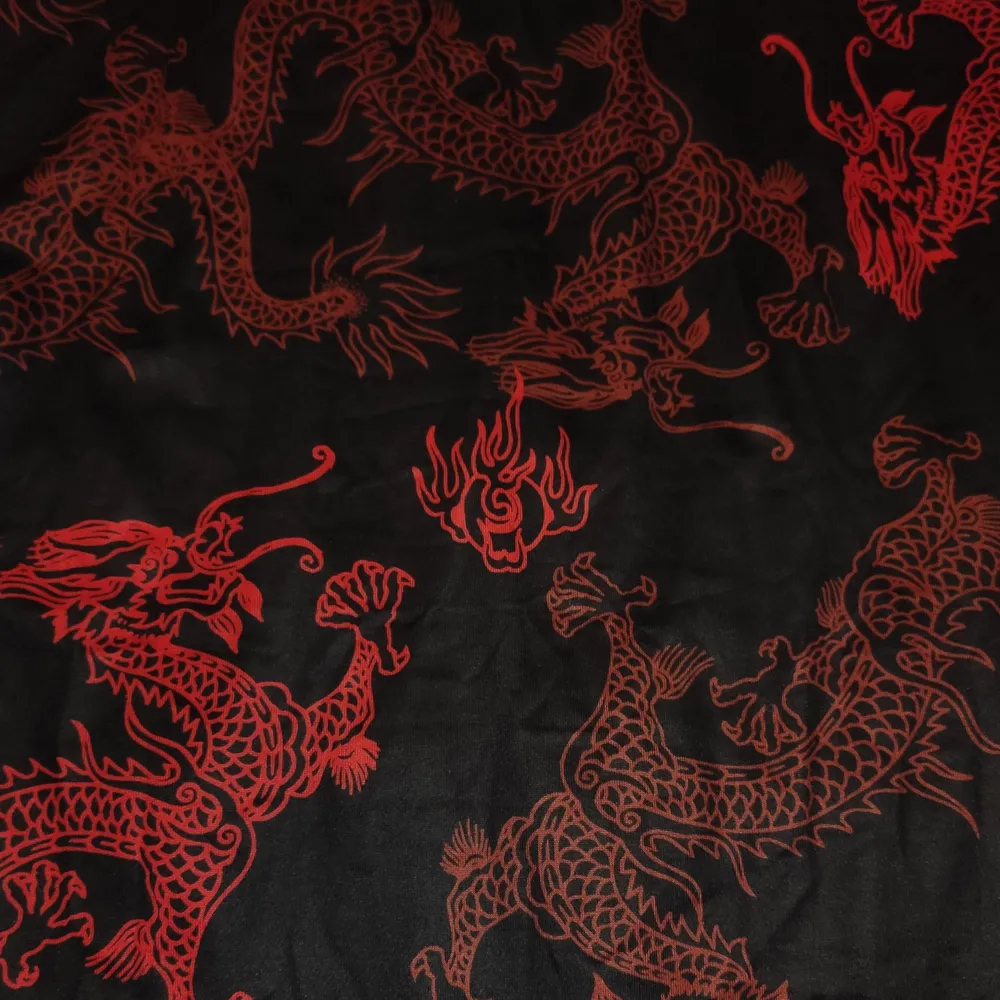 jättefin, oanvänd miniklänning med kinesiska drakar. köpte innan jag visste om att drakarna kanske är olämpliga att bära, tycker klänningen är skitsnygg men det är inget jag vill ha på mig personligen! 🥰❤️. Klänningar.