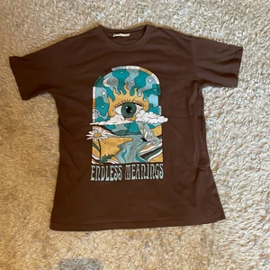 PULL&BEAR zodiac t-shirt - En jätte fin tröja from PULL&BEAR som inte kommer till användning längre. Trycket är gjort så att vissa delar är borta. Alla stjärn tecken stor på. Skriv till mig om intresse! 💕💕 säljer den för 50 kr men om man vill köpa den direkt så kan ni buda 75kr. 