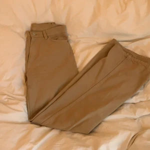 Beiga jeans - Beiga vida raka jeans från Monki. Säljer på grund av att dom är för stora för mig. I väldigt bra skick. 