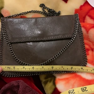 Liknande stella väska - Lägger ut denna väska igen då ja gärna vill göra en snabb affär!!. Säljer denna stella väska som jag aldrig använt. Väskan är äkta skinn enligt säljaren men vet ej om det stämmer. Kan tänka mig mellan 150-200 för denna!!