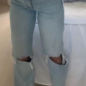 jeans med hål - säljer mina fina jeans med hål i ifrån Gina tricot i storlek 36!