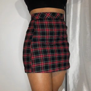 Tartan Skirt (36), 145 SEK  - Söt rutig kjol från H&M Divided. Kjolen har minkmal stretch och går att knäppa i sidan m.h.a knappar. Jag är 163 lång och har 74 i midjemått. 🥰