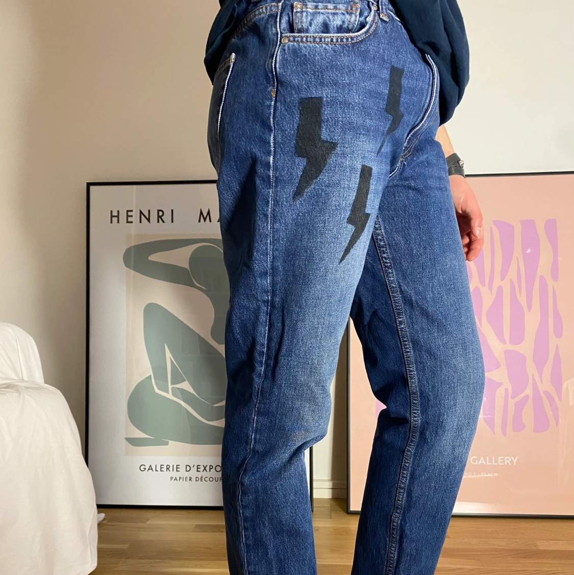 Jeans med handmålade blixtrar på - 91