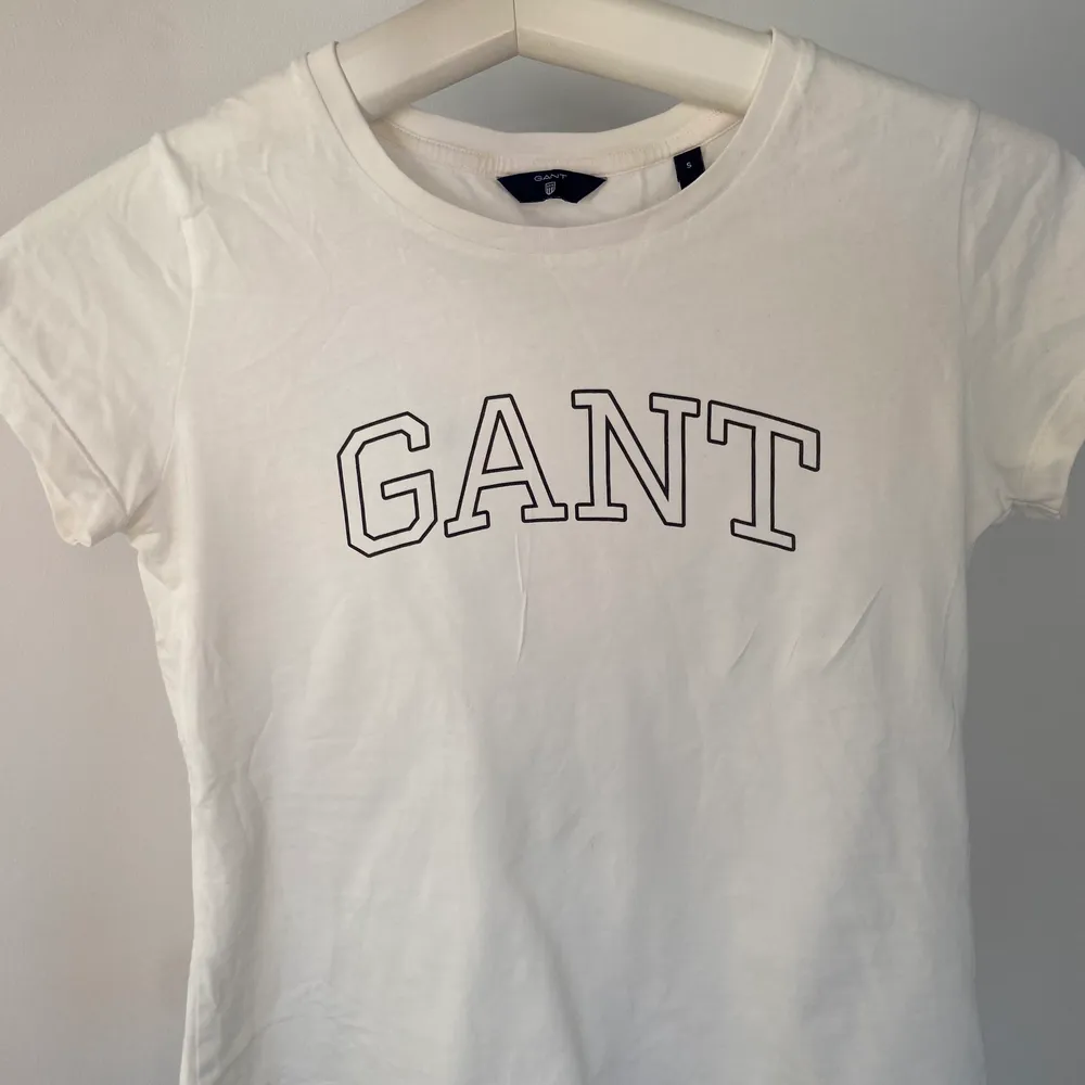 Vit Gant T-shirt. Knappt använd så i fint skick:). T-shirts.