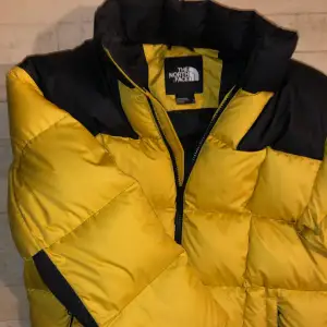 En fräsch relativt ny north face jacka, gul och väldigt varm.