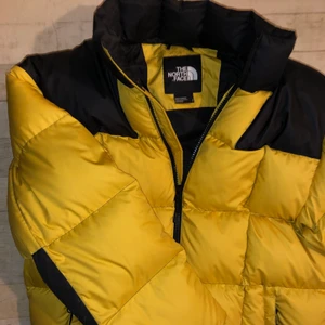 Northface puffer jacket  - En fräsch relativt ny north face jacka, gul och väldigt varm.