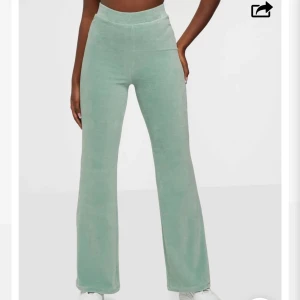 Nya utsvängda Manchester byxor🤍 - Dessa är helt nya har använt en gång och tvättat. Säljer för det inte passar mig🤍